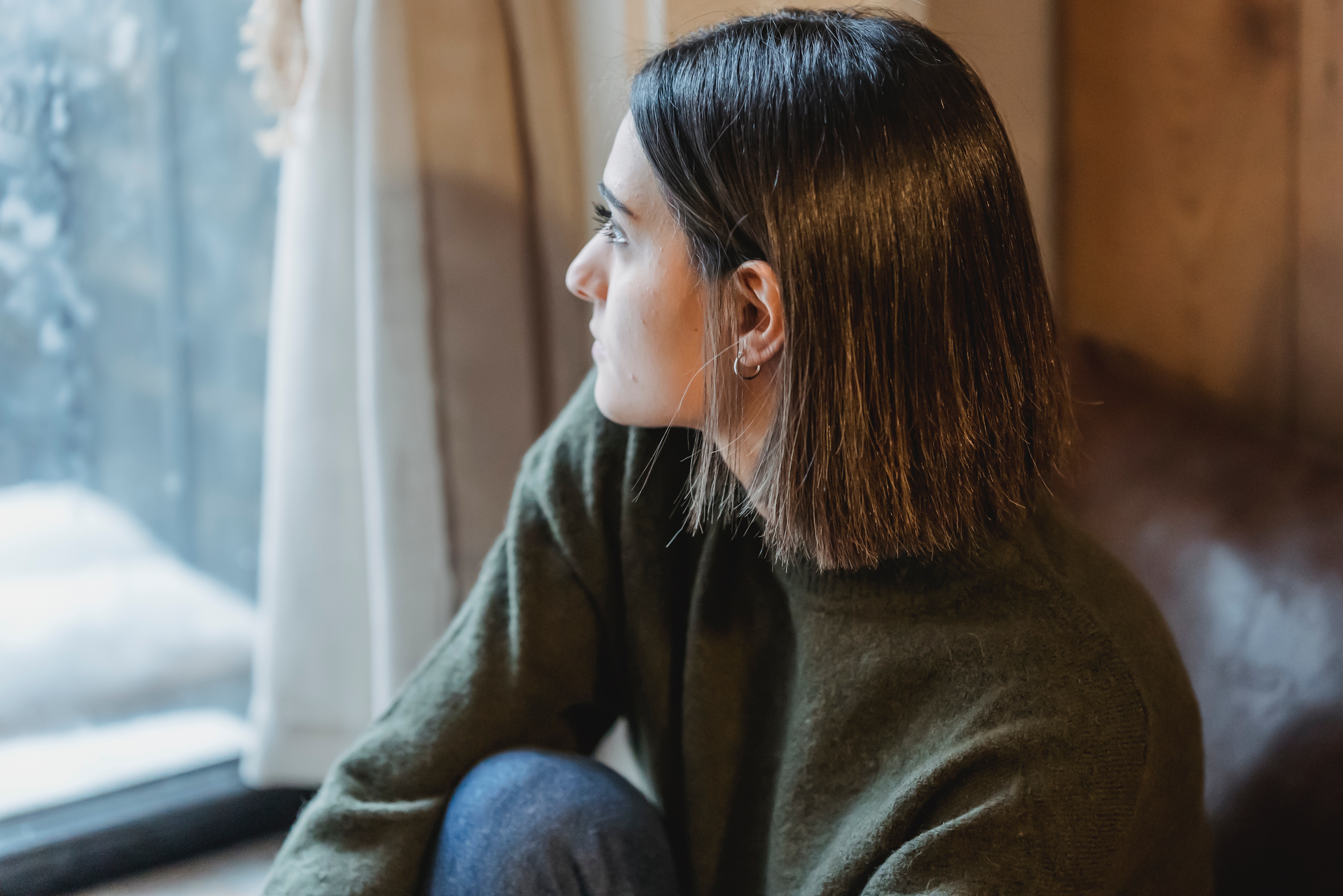 femme qui regarde par la fenêtre